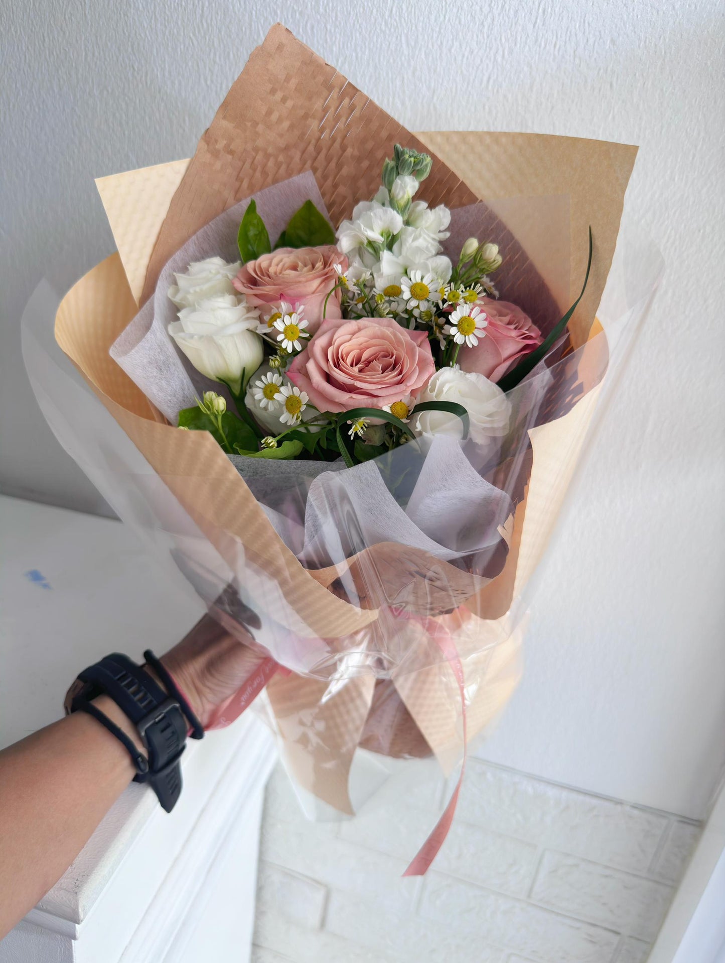 卡布奇诺玫瑰混合花束 - 大城堡 Sri Petaling 鲜花配送服务
