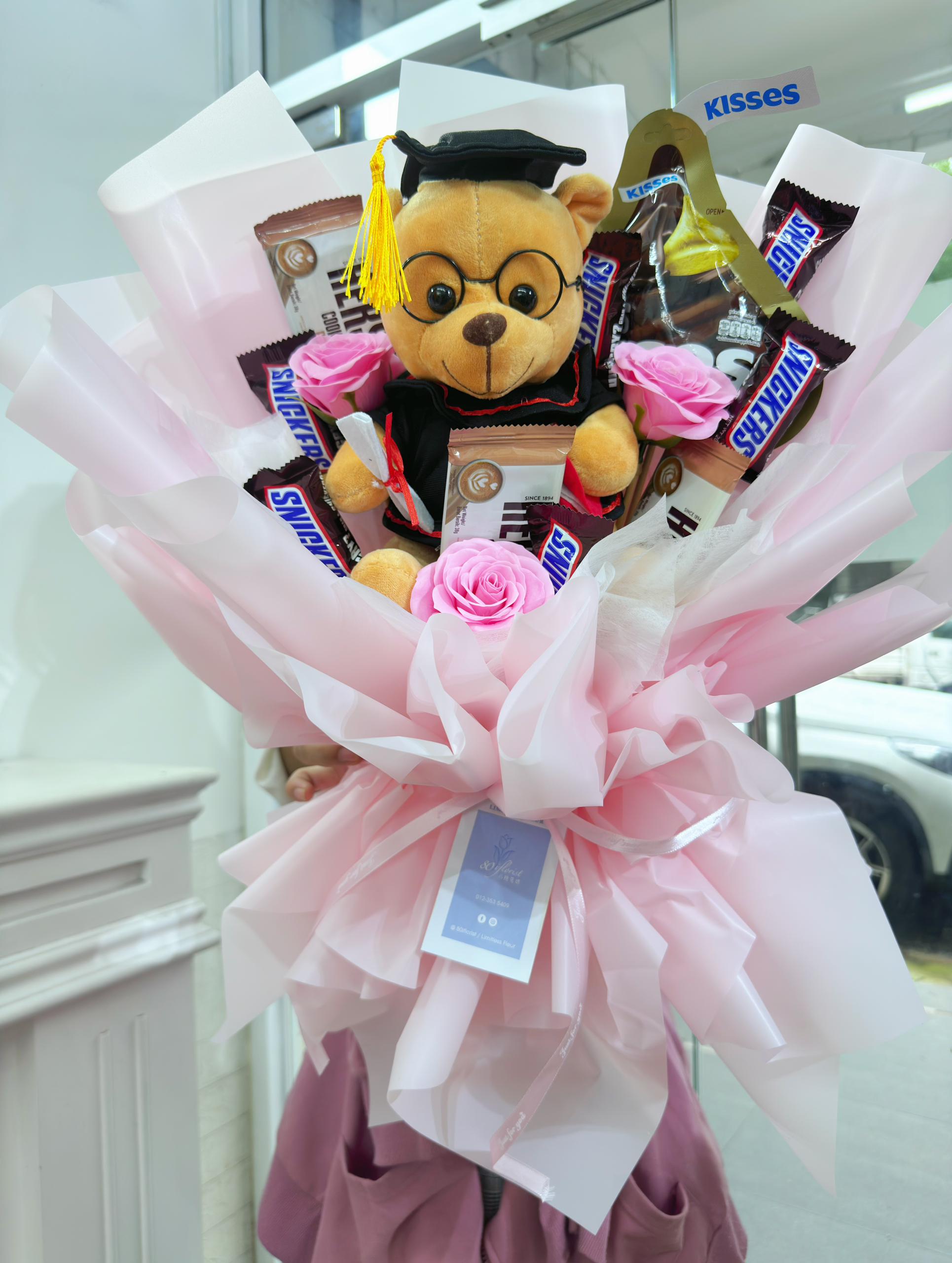 Convo Bear with Chocolate Graduation Soap Flowers Bouquet - 可爱小熊与巧克力毕业香皂玫瑰花束

