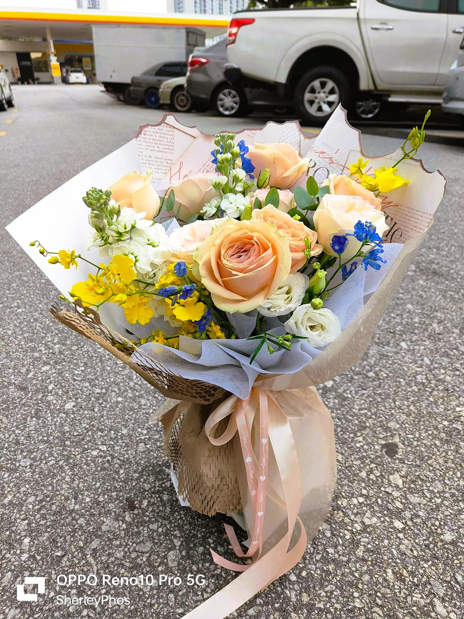 Fresh champagne rose bouquet delivery in Bukit Jalil
