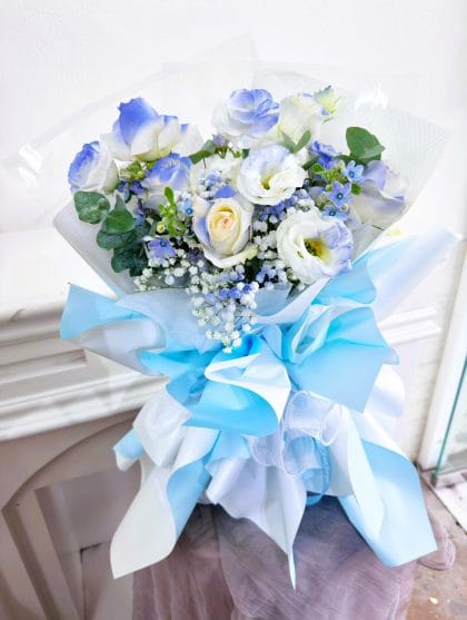 碎冰蓝玫瑰花束 - 大城堡鲜花店 Sri Ptealing Florist