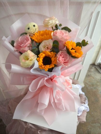 Cheerful sunflower bouquet with urgent flower delivery