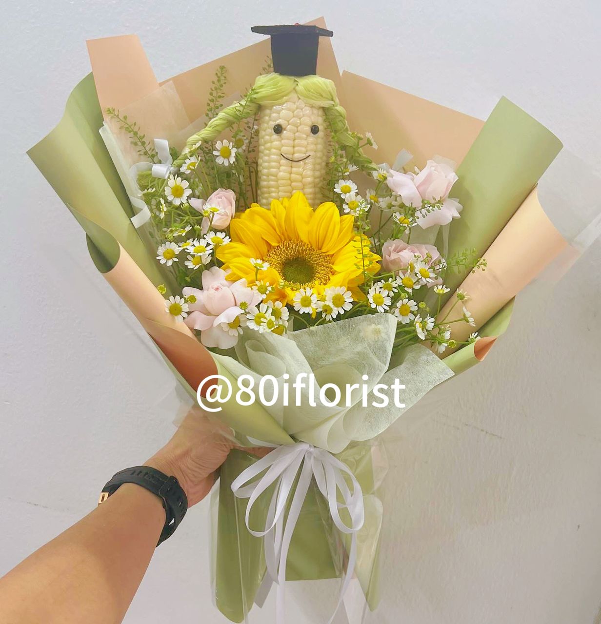 创意毕业花束,太阳花、仙子之吻玫瑰、洋甘菊和甜玉米装饰,巴生谷 (Klang Valley) 配送。
