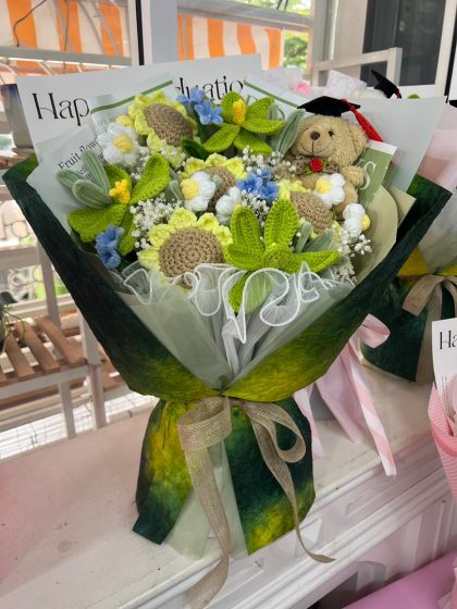 毕业花束 — 精美针织花搭配可爱毕业小熊 | 吉隆坡花店 80iflorist