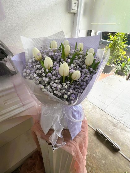 Fresh white tulip bouquet with FREE message card in Kuala Lumpur