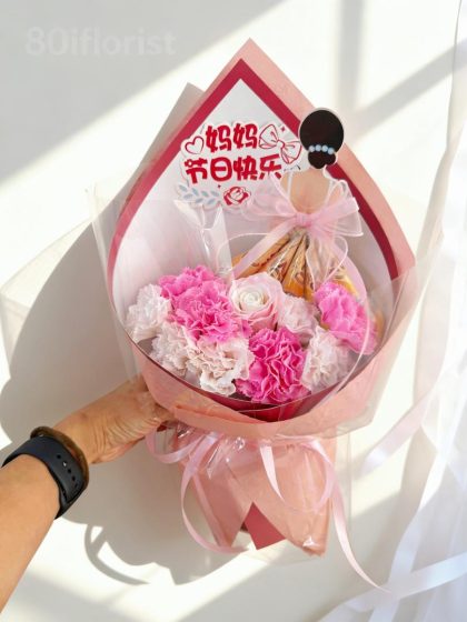 母亲节520美伢公主造型花束 Mother’s Day 520 Princess Miyah Bouquet 这是一款专为母亲节与520设计的可爱公主风花束， 结合温柔粉色系与立体美伢造型，呈现出甜美又有仪式感的视觉效果。 选用高品质香皂花打造，花型饱满细腻，不仅好看，还可长时间保存， 是一份兼具颜值与心意的礼物选择 A charming princess-style bouquet specially designed for Mother’s Day and 520. Featuring soft pink tones and a cute Miyah-inspired doll design, this bouquet delivers a sweet and elegant presentation. Crafted using premium soap flowers, it offers long-lasting beauty without the need for maintenance — a perfect gift that combines aesthetics and heartfelt meaning.