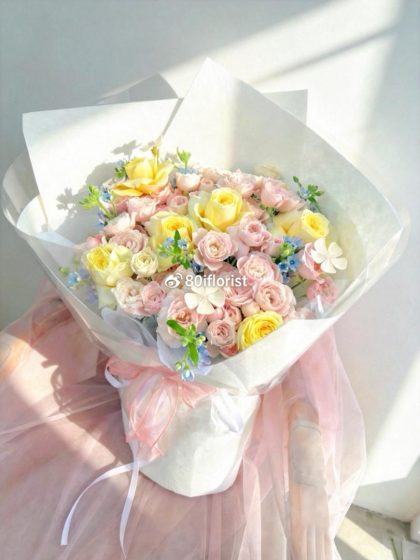 仙子奶吻｜Creamy Fairy Kiss Bouquet 温柔像奶油融化在阳光里， 这一束《仙子奶吻》以奶油玫瑰搭配与蓝星花点缀 整体色调轻盈简约干净 淡黄色奶油玫瑰象征温暖与偏爱， 仙子之吻玫瑰代表心动与浪漫， 搭配蓝星花点缀，让花束多了一份仙气与治愈感